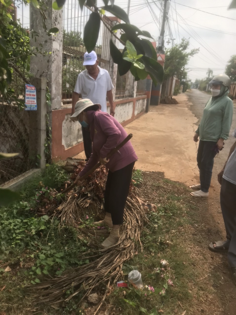 BCĐ con đường xanh sạch đẹp xã Hòa Thuận phát động nhân dân ra quân ngày "chủ nhật xanh"