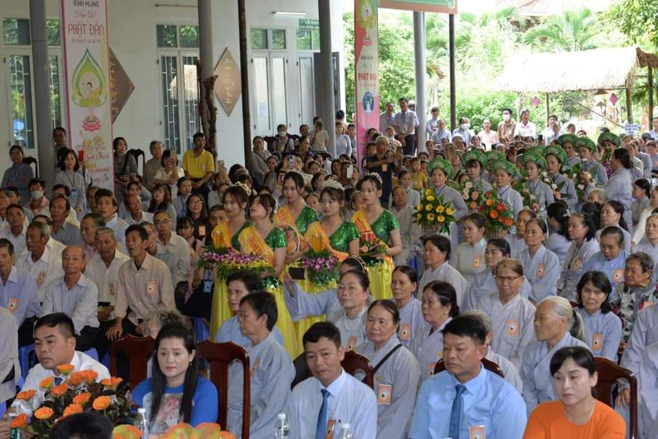 Đảng ủy - HĐND - UBND - UBMTTQ xã Hòa Thuận Thăm và tặng quà nhân dịp Đại lễ Phật đản - PL 2567