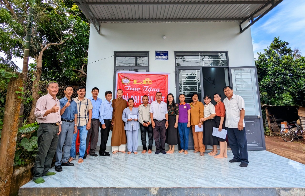 Trao nhà Đại đoàn kết cho hộ nghèo thôn 8 xã Hòa Thuận