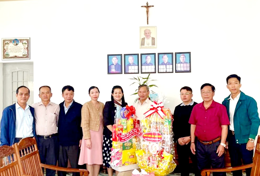 Nhân dịp lễ Giáng sinh năm 2023, Đảng uỷ- HĐND - UBND - UBMTTQVN xã Hoà Thuận và các đoàn thể thăm hỏi, chúc mừng và tặng quà Giáo xứ Nam Thiên