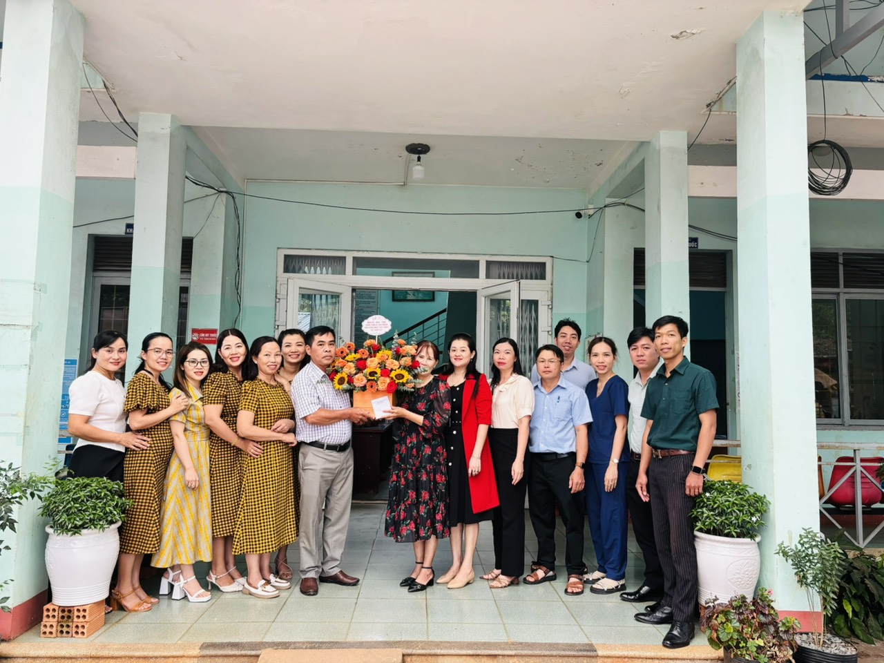 Thăm, chúc mừng Trạm y tế xã nhân kỷ niệm Ngày Thầy thuốc Việt Nam 27/02