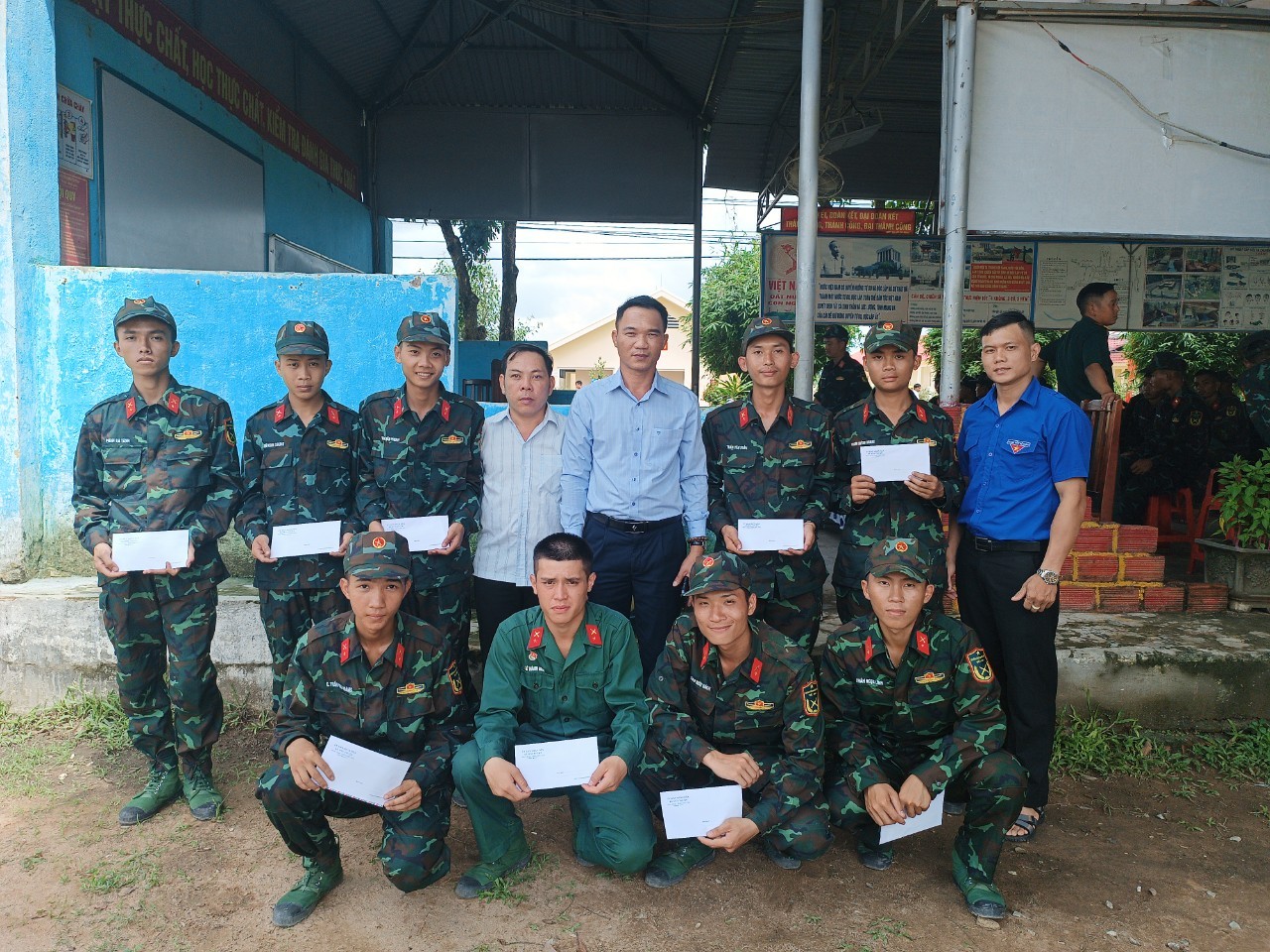 Xã Hòa Thuận thăm hỏi, động viên, tặng quà các chiến sĩ trong Lễ tuyên thệ chiến sĩ mới năm 2024