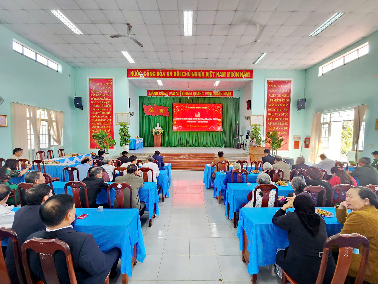 Đảng uỷ xã Hoà Thuận tổ chức Lễ và gặp mặt ôn lại truyền thống lịch sử vẻ vang 95 năm qua của Đảng